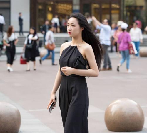 街拍：气质女神浑身上下散发着女性的魅力，显高又显瘦特别的时尚