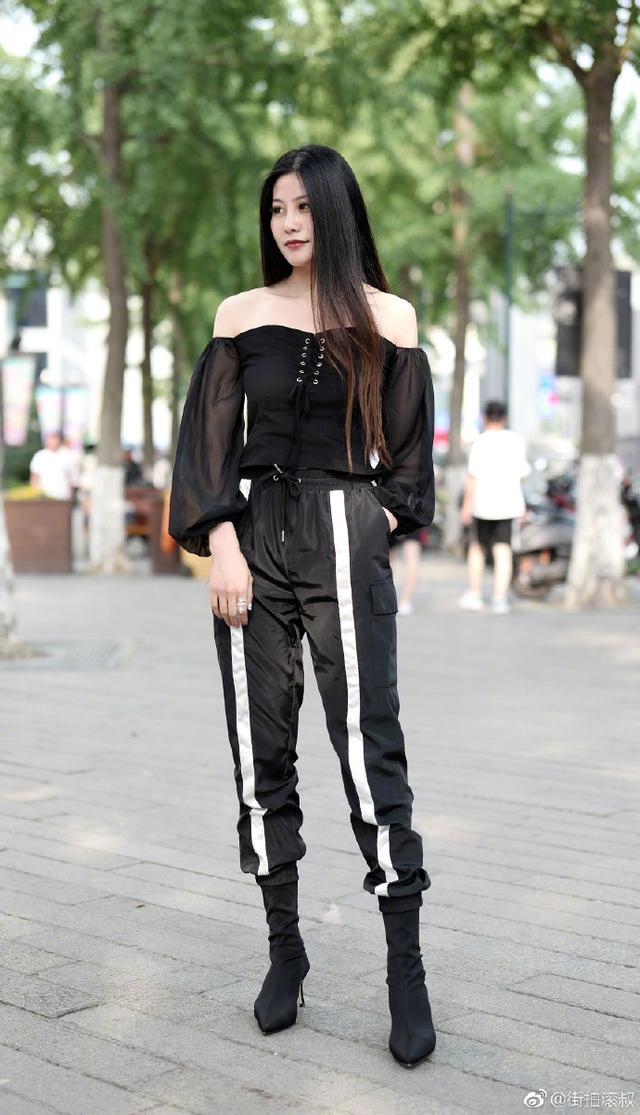 街拍女孩：纯真大方穿搭整洁，上演极致身材！