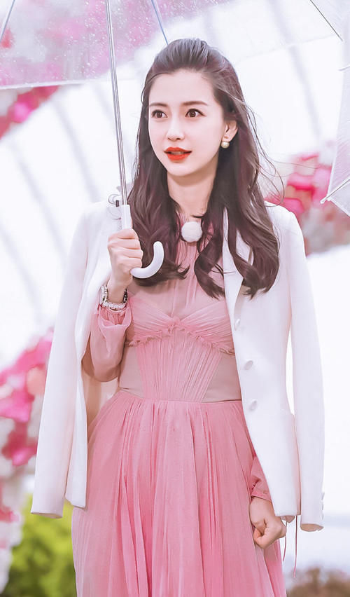  #女人味#baby复工图放出，白衬衫搭棕色长风衣，微卷长发增添女人味