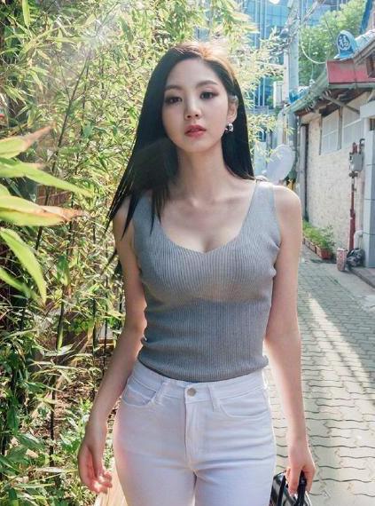 街拍：可爱俏皮的打底裤小姐姐身材出众，气质优雅，特别吸睛！