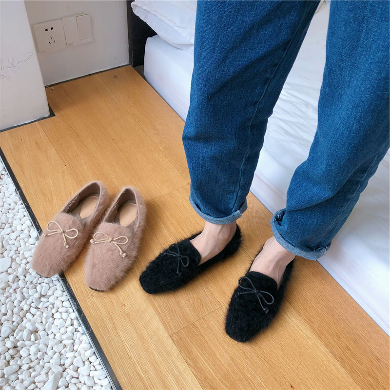 秋冬季天凉，别穿光拖鞋，学明星这样穿“毛毛鞋”，贼好看