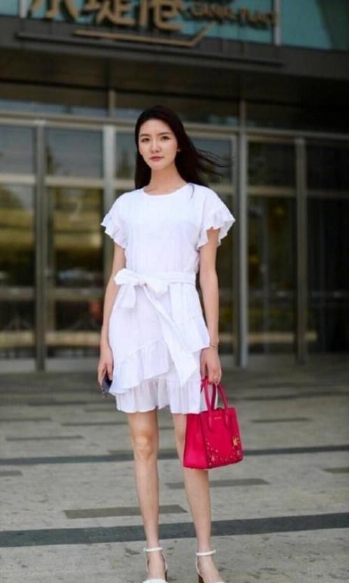  「蓝色」潮流速递，路人街拍，靓女穿着一件蓝色的v领上衣，简约又清新