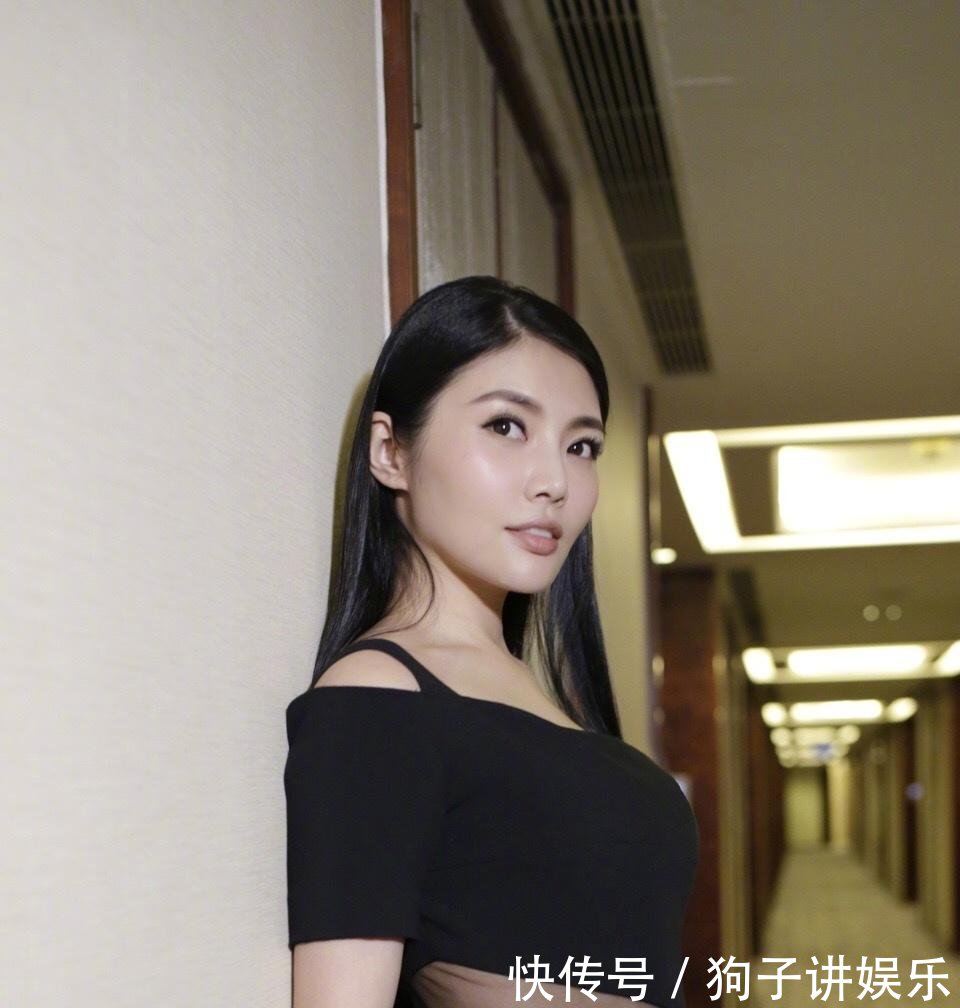徐冬冬身材真好, 深V领被撑起来更撩人, 网友: 好想做她男朋友!