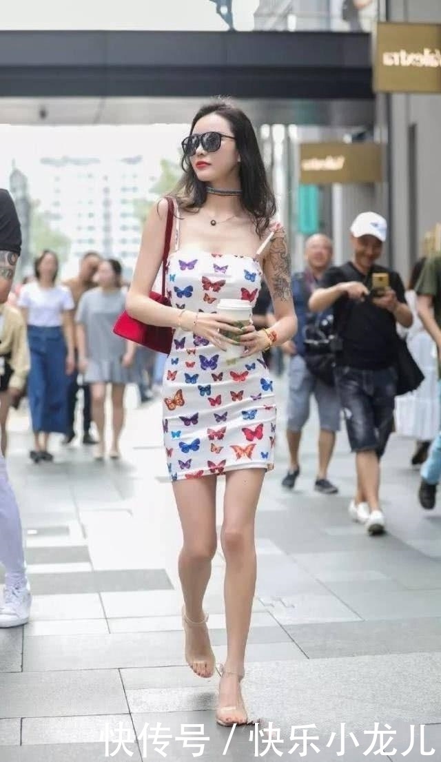  身穿|路人街拍，靓女下身穿一条米色半身裙，看起来清爽有气质