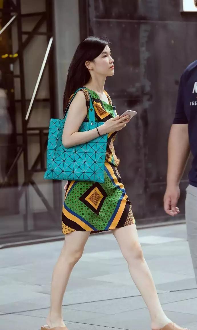 街拍： 图5美女有气质还别有韵味,网友： 想和她交往做朋友