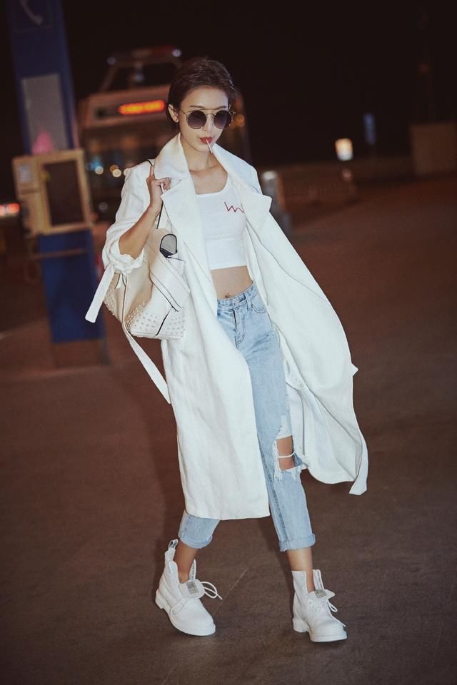 张俪穿蓝色抹胸裙现身，还要套一条半身裙，网友:裙子太透没办法