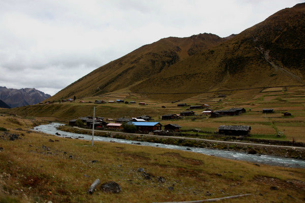 自驾霸道穿越丙察察闯西藏，悬崖边上走一遭，遭遇塌方，泥地陷车