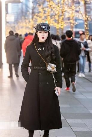 『搭配』路人街拍，小姐姐内搭高领的毛衣裙，更显温柔知性