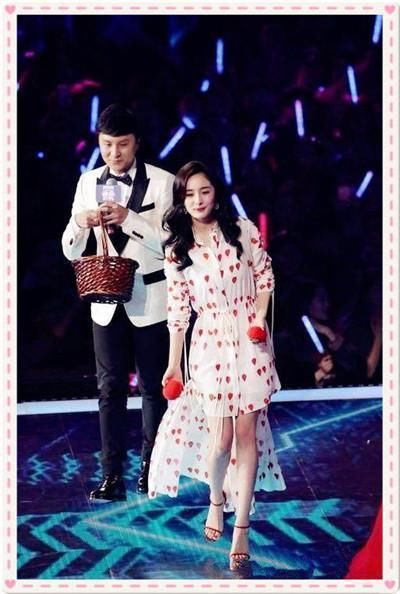 Baby为艳压，光着膀子穿裙子，结果撞上杨幂，庸俗优雅一目了然!