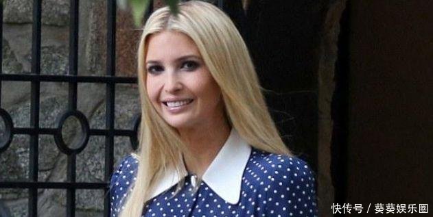 穿着蓝色白点连衣裙的伊万卡优雅亮相，这件复古裙子还这么受欢迎