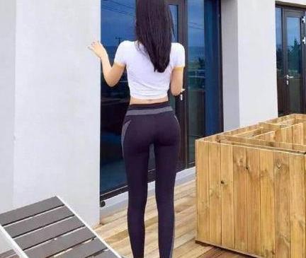 成熟美丽的打底裤美女，更显苗条身材，让人迷恋不已！