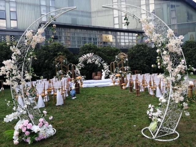  绸缪：婚礼行业正复苏：哭鼻子的新娘又开始筹备结婚，不少商家正绸缪打折获客……