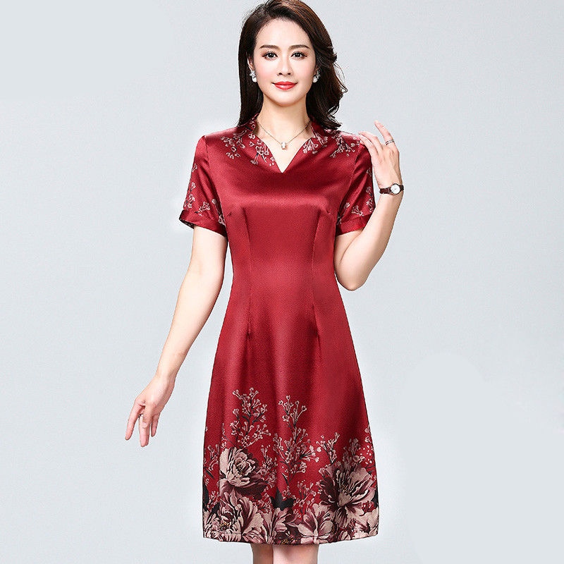 天啊,52岁婆婆真敢穿!“酒红”连衣裙,洋气高贵显年轻20岁