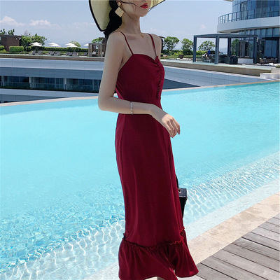 身着“吊带裙”的女人，总会让人觉得神秘且格外迷人