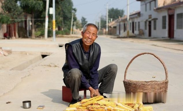 「心酸」儿子回农村老家接老父亲去城市里生活, 老父亲说的话让人心酸
