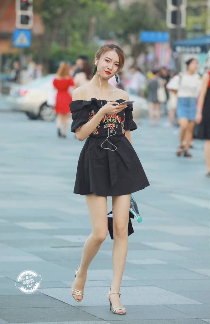 路人街拍,黑色一字肩连衣短裙小姐姐,清秀的五官十分有气质