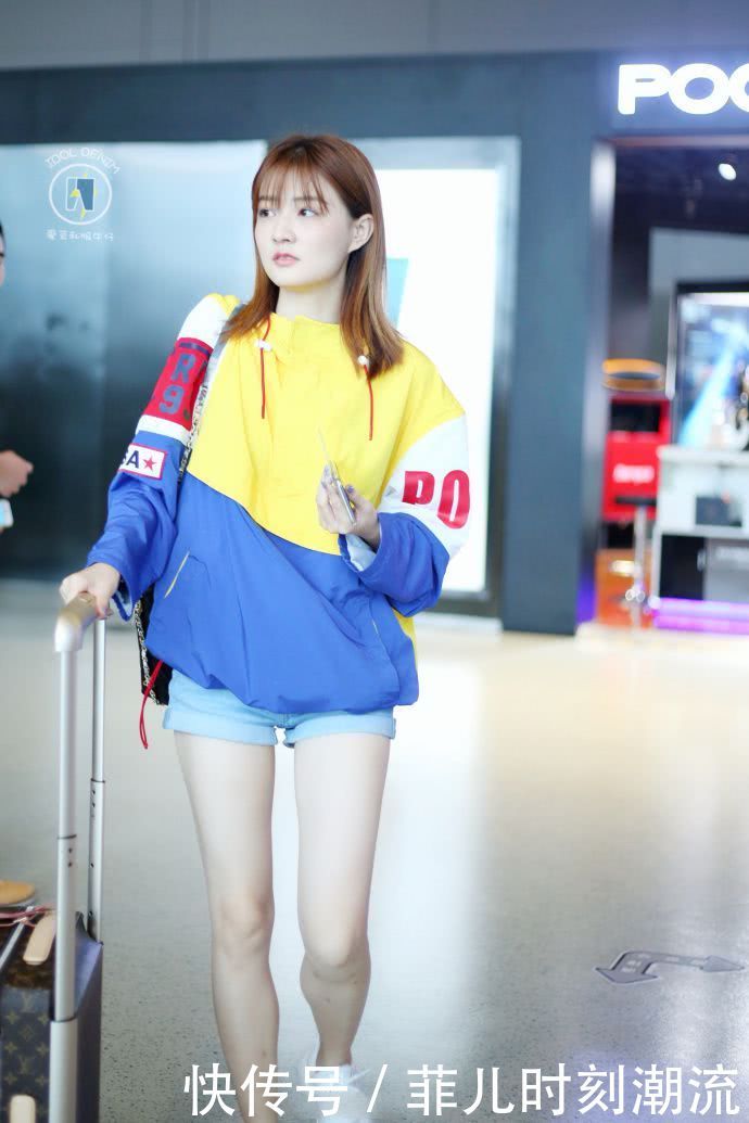 徐璐换了个空气刘海，瞬间就方脸变圆脸，网友：这是要嫩回15岁？