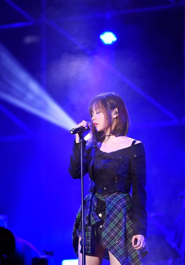 33岁的张靓颖厉害了!仅换了个短发显小10岁，网友:颜值是服气的