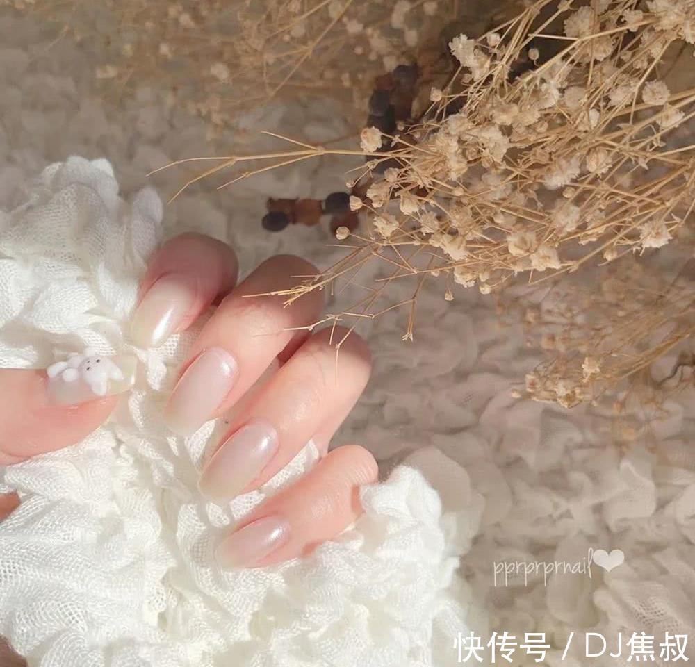 『闺蜜』做一次极光色美甲吧!闺蜜吵着让我陪她去做