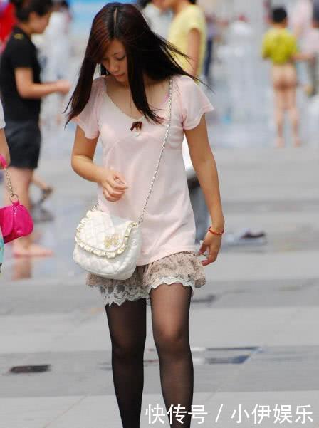 穿着粉色上衣搭配短裙黑丝袜的小姐姐，让路人目瞪口呆，我忍不住