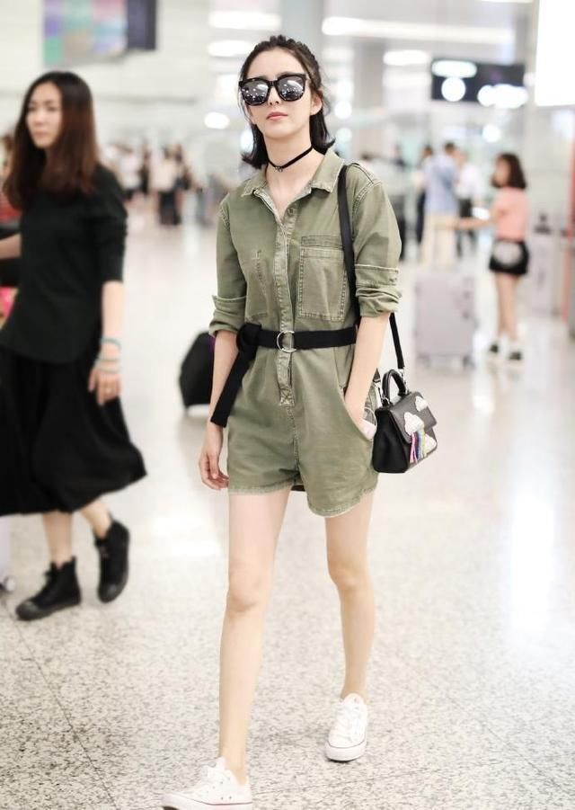 佟丽娅一身运动装现机场，镜头往下移时我呆了，网友：是短裤吗？