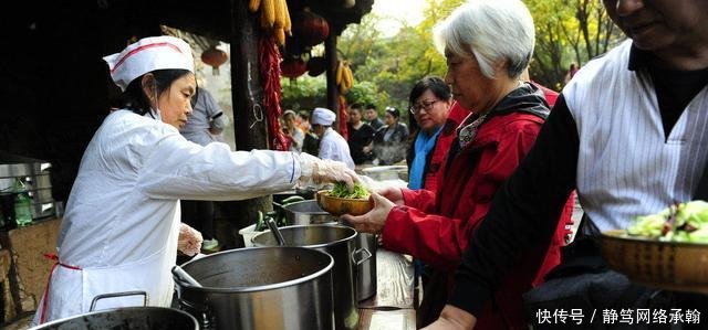 北京大妈景区卖10元一碗饸饹面 火了! 游客每天排成长队