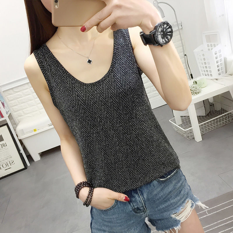 难怪越来越多的女人不穿裙子，炎炎夏日穿这样的吊带背心，超好看