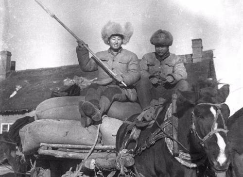 上世纪农村缴纳公粮真实老照片，公粮堆成山，农民肩挑背扛去送粮