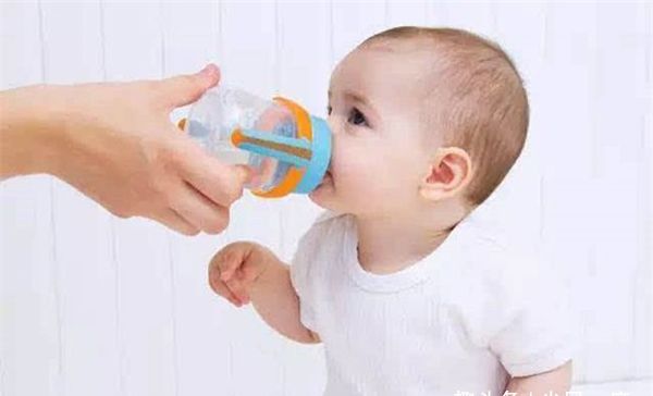  解决■新生儿宝宝需要喂水喝吗？每天应喝多少水？解决宝宝不喝水的妙招
