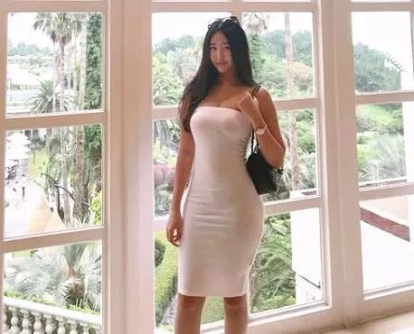 她虽长相一般,“微胖”身材却媲美卡戴珊,一双“粗腿”尽显魅力
