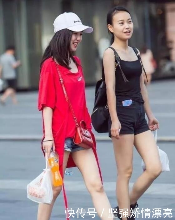  美女|街拍：身材凹凸有致的美女，一身素色的穿搭魅力十足