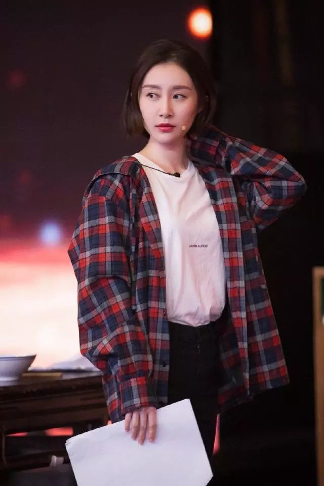 舒畅只是剪了摩卡波波头发型，人变美了还特别减龄，网友:她红了