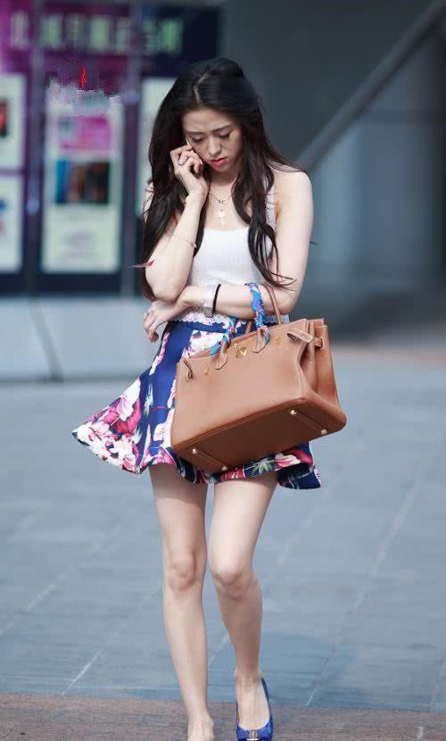 街拍：仙气飘飘会穿的小姐姐，打扮上显眼时尚很有美感！