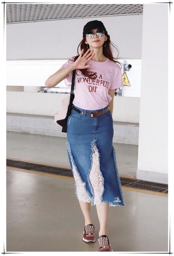 43岁林志玲和42岁马伊琍同穿粉T恤,网友:与其装嫩不如优雅老去