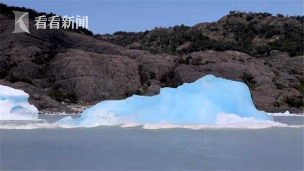 冰山“翻身”见过吗？雪白冰川下竟是梦幻蓝冰