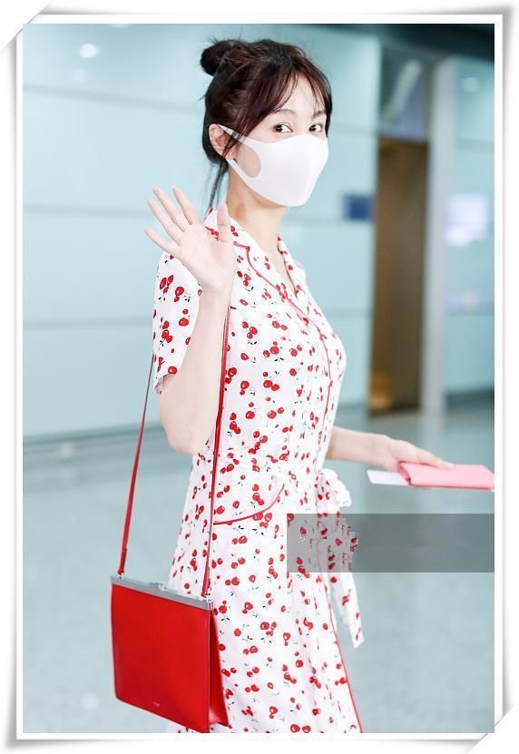 本以为姚晨穿“樱桃裙”够嫩的了，可看到李菲儿，我忍不住沉醉了