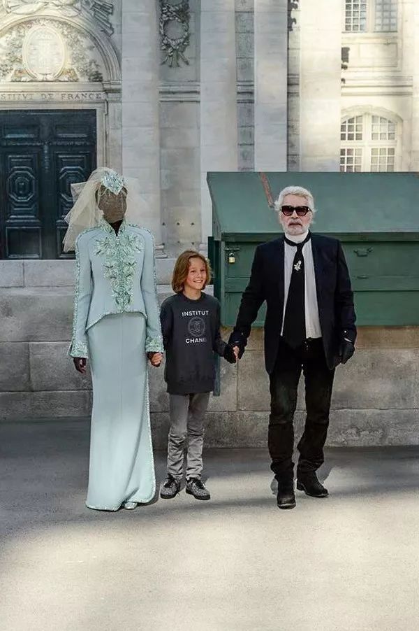 我们在巴黎大皇宫变的书报亭里问了周迅和刘雯一些小秘密……