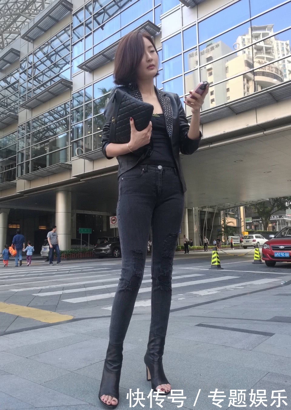 辣妈皮衣搭配牛仔裤曲线凹凸有致,穿高跟鞋带娃很随意,霸气十足