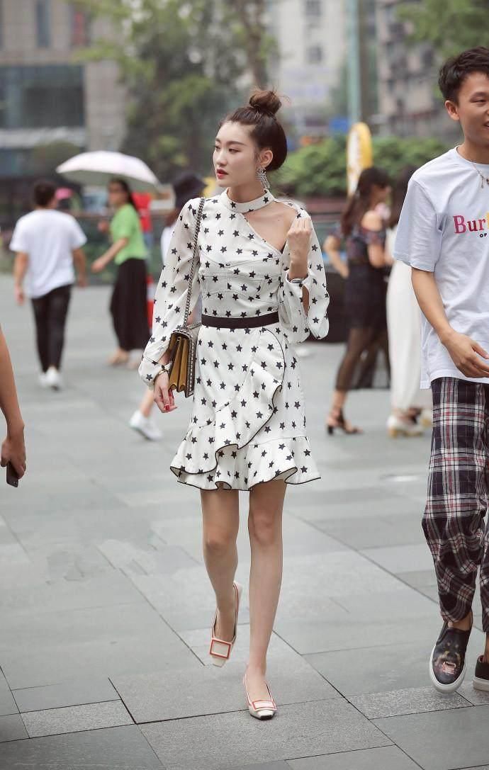 淡绿色吊带背心小姐姐，身材苗条性感，面容清纯可爱!