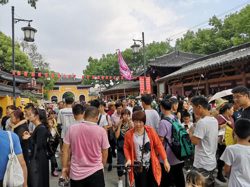 国庆苏州香火最旺的寺庙，寺内人山人海，网友回复：都因一首唐诗