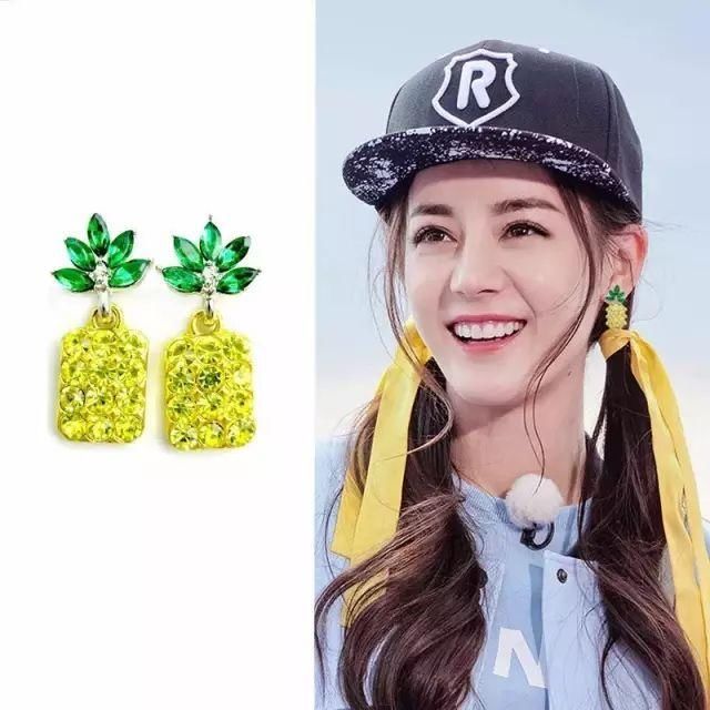 迪丽热巴不愧是吃货一枚!最新活动照再次把水果穿上身,俏皮好看