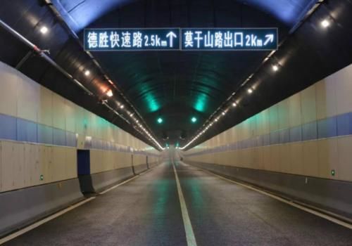  高速■高速隧道禁止超车，但前方车辆行驶太慢该咋办？老司机教你一招