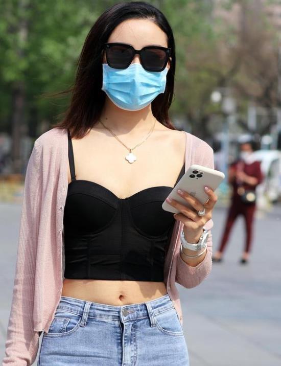 『气质』街拍:环肥燕瘦的美女,一件黑色背心配卡其色短裤,时尚清爽气质