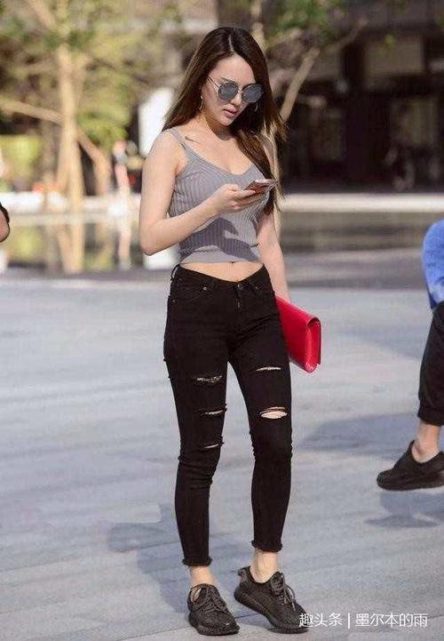 潮流抢眼的紧身裤美女，穿出青春靓丽，版型设计凸显优雅气质！