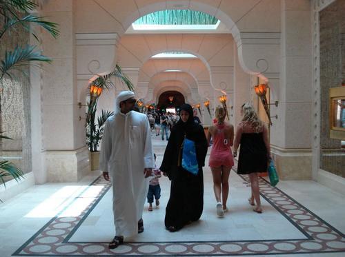 拿人民币一万块去迪拜玩,能在当地玩几天?女游客说出大实话