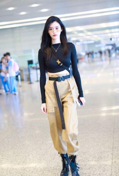 奚梦瑶穿衣太疯狂了，黑色针织衫只穿了一半，机场秀身材就服你！