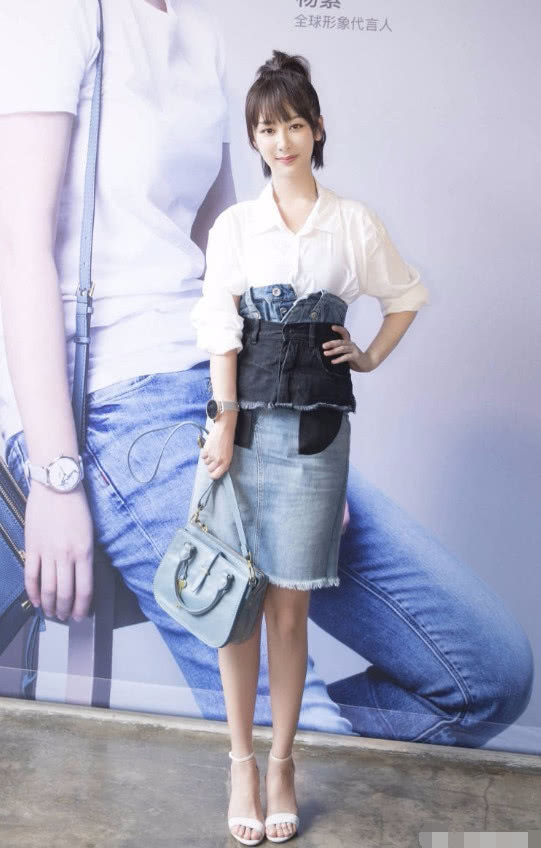 杨紫居然在身上穿两条裙子？难怪将扣子全解了，意外很时髦！
