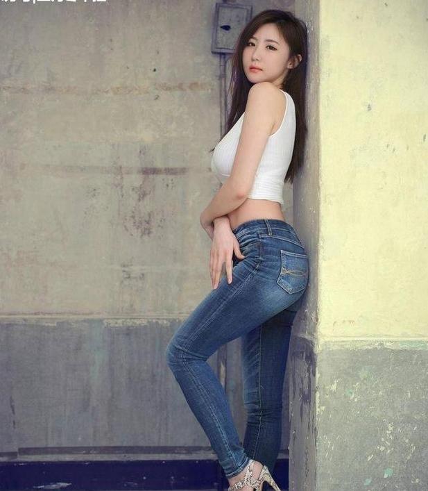 简单牛仔裤， 穿出大长腿，打造性感小蛮腰