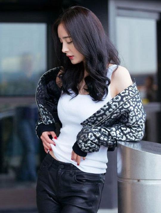 杨幂少见小蛮腰香肩秀, 网友不买账: 不好好穿衣服连头都抬不直