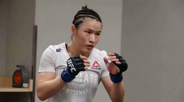  『伟丽在美国』张伟丽金腰带已镶嵌两颗宝石！镶够八颗，腰带便永远刻上五星红旗